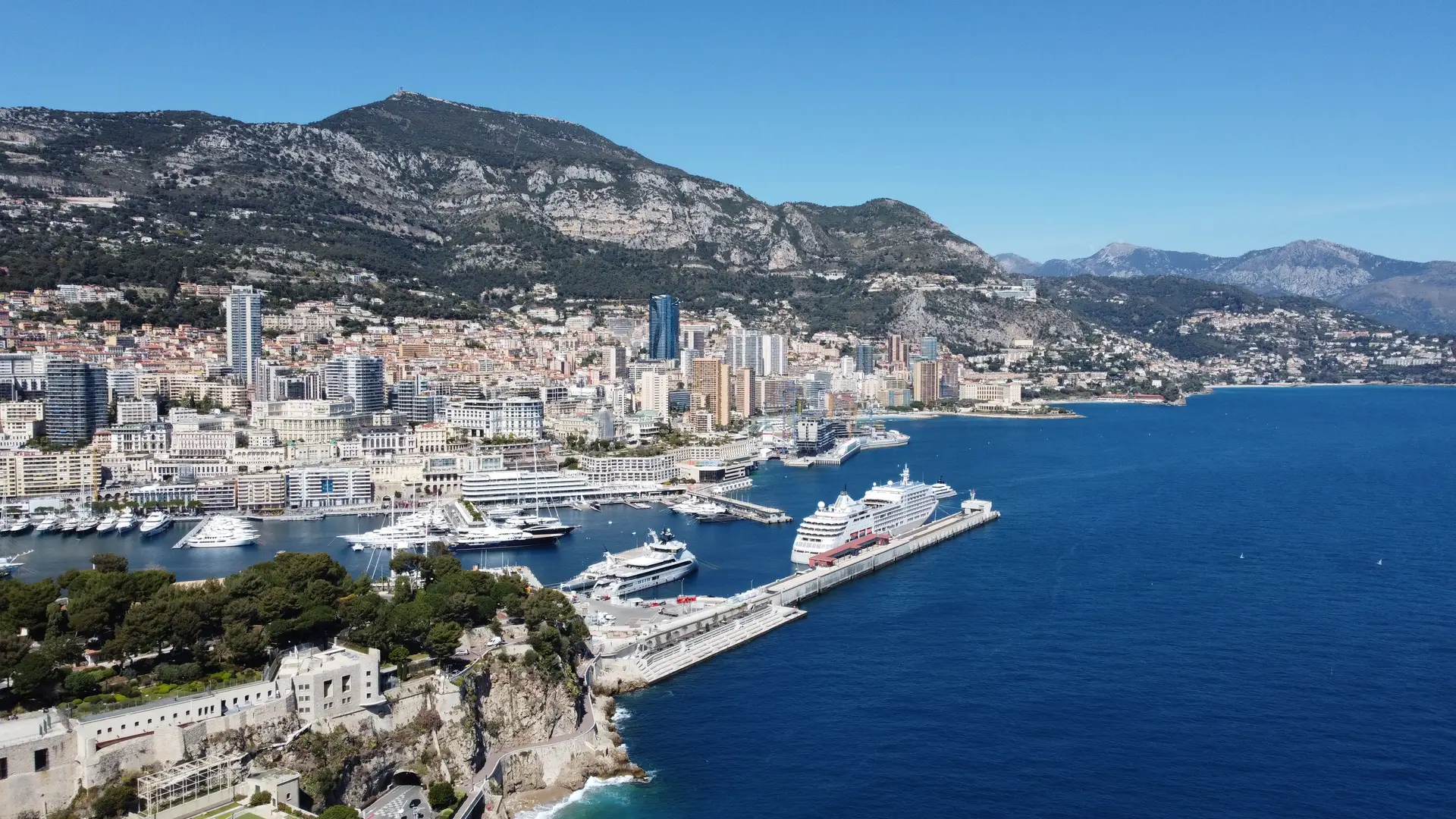 Panoramisk utsikt over kysten og yacht-havnen i Monaco