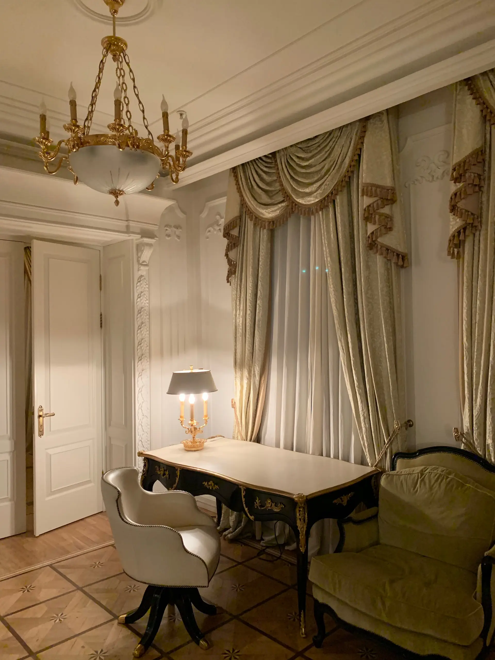 Eksklusiv suite og klassisk interiør ved et historisk kasinohotell