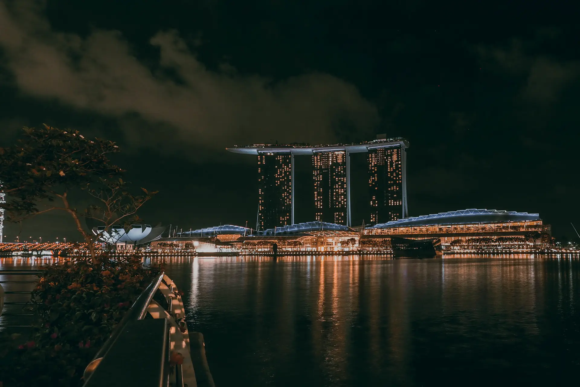 Marina Bay Sands og lysene i Singapore om natten