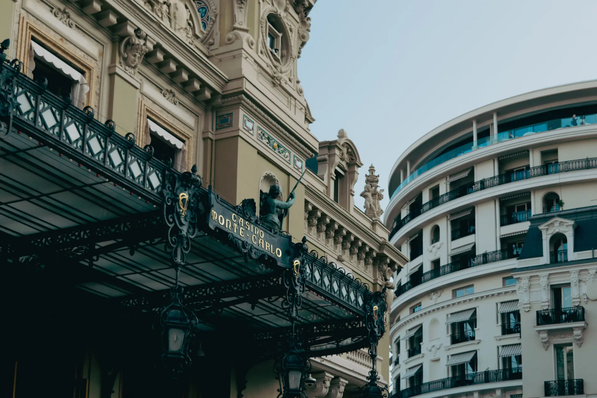 Eksklusiv inngang og klassisk arkitektur i Monte Carlo