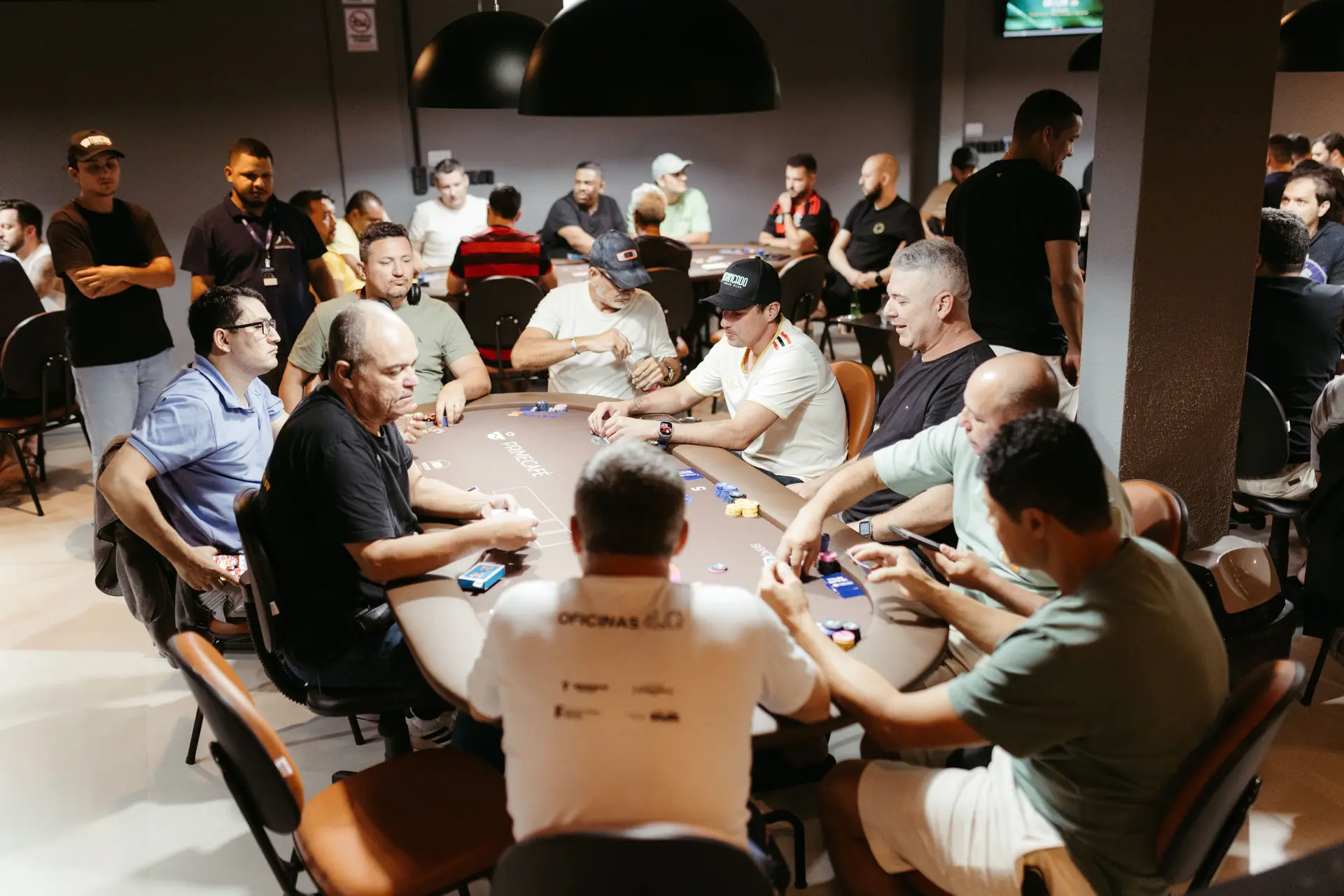 Intens og elegant atmosfære rundt pokerturnering