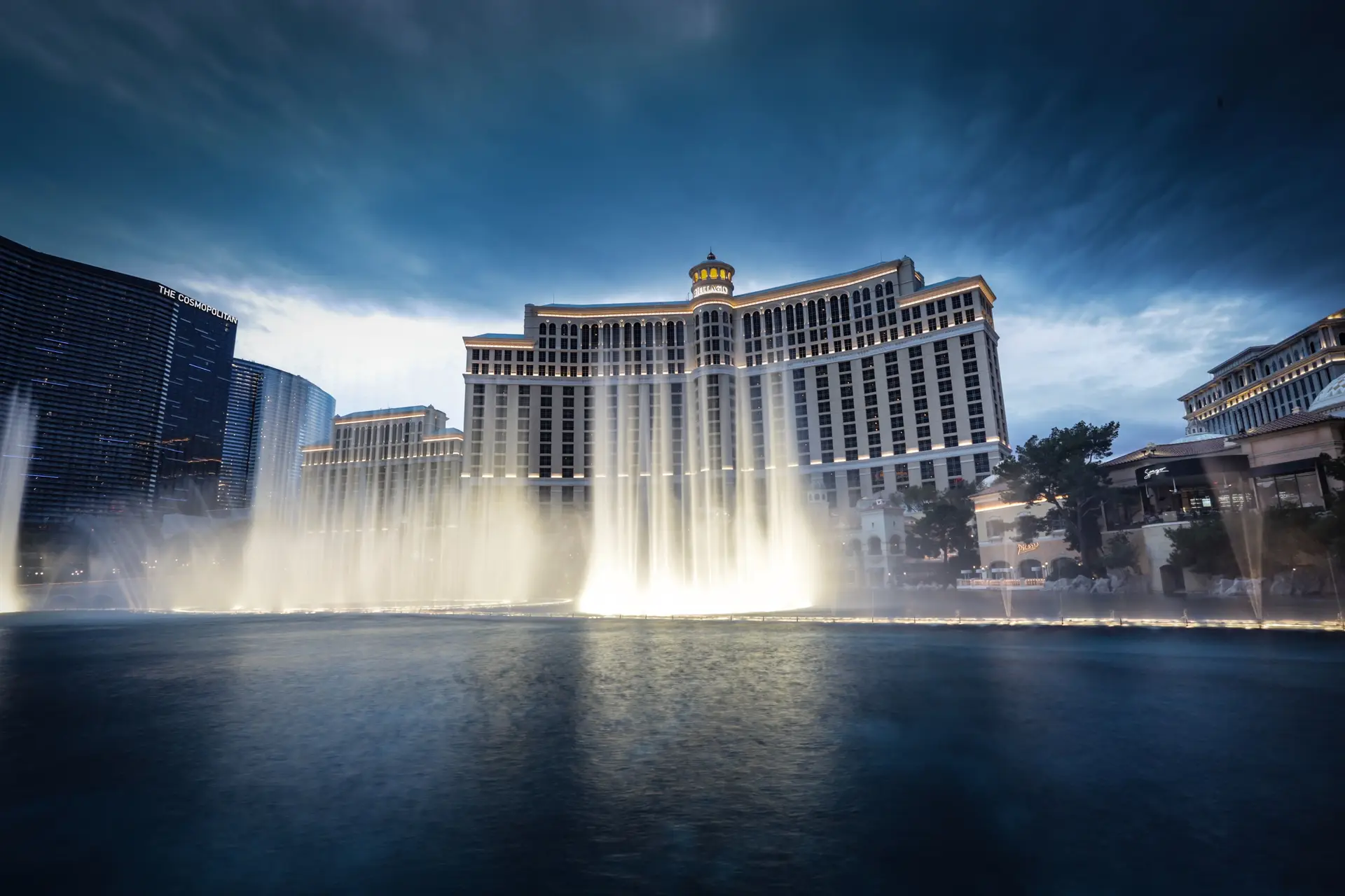 The Strip og Bellagio fonteneshow i skumringen