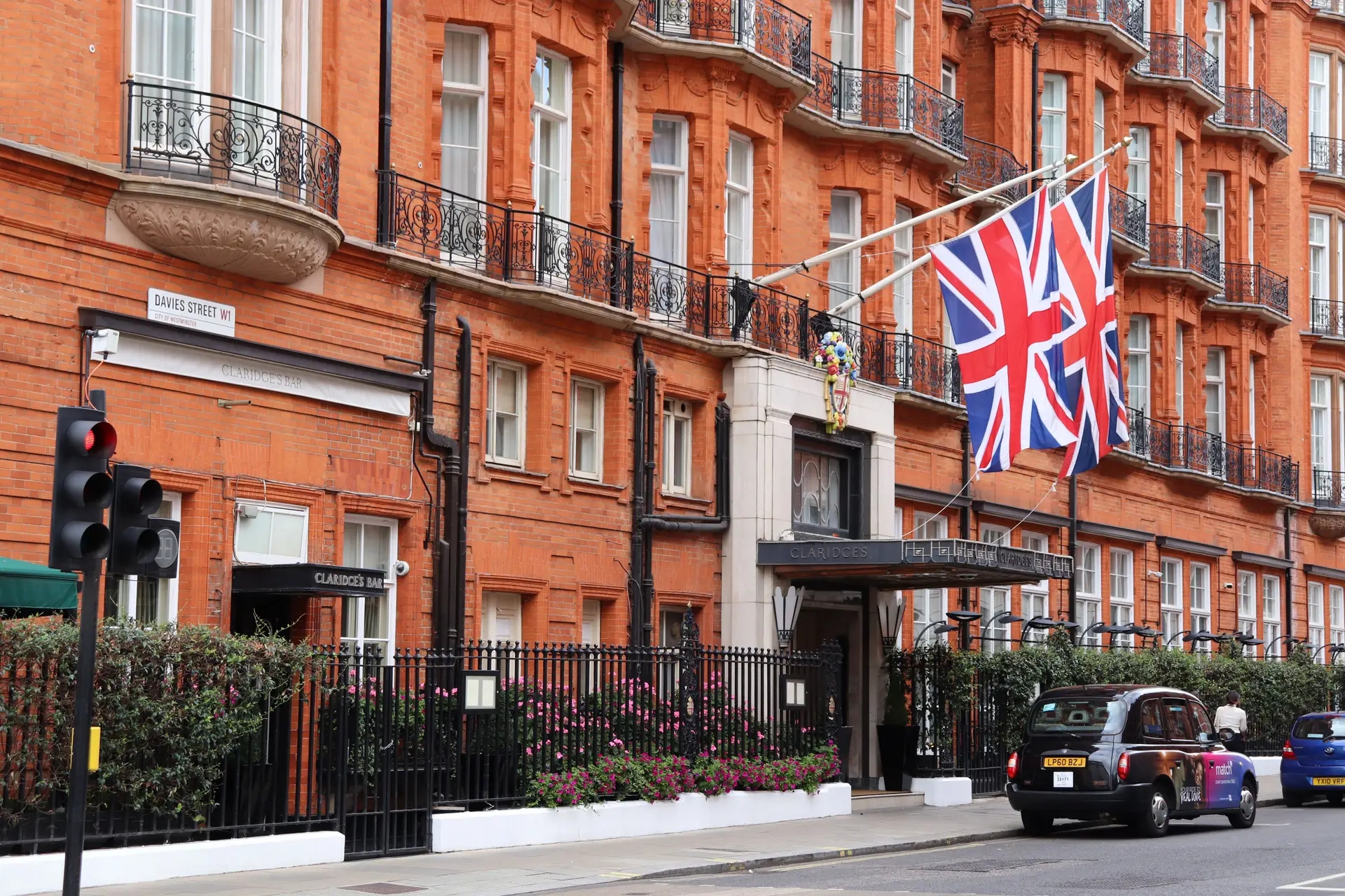 Klassisk fasade på luksushotell i Mayfair, London