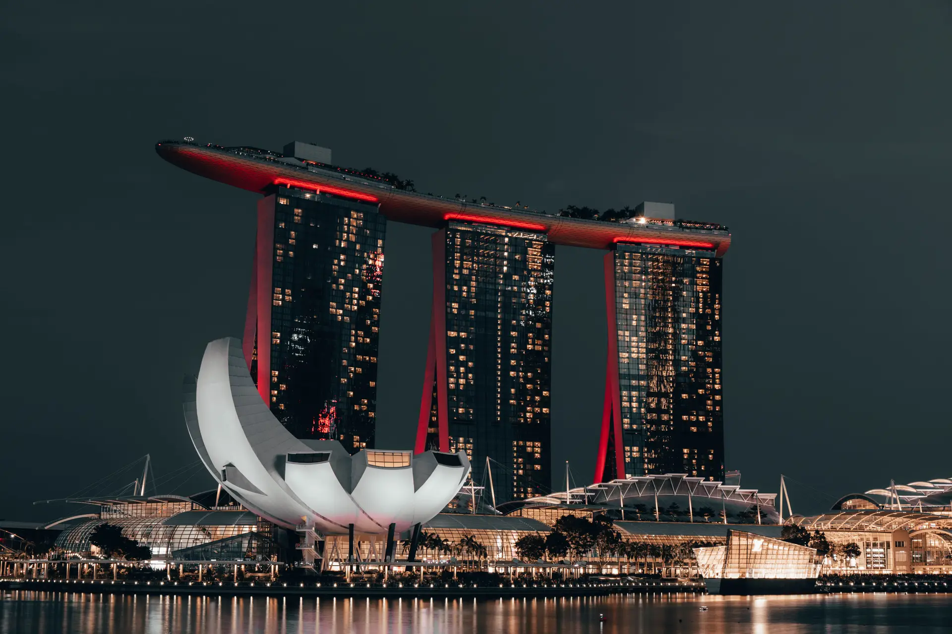 Marina Bay Sands og bysilhuetten i Singapore nattestid