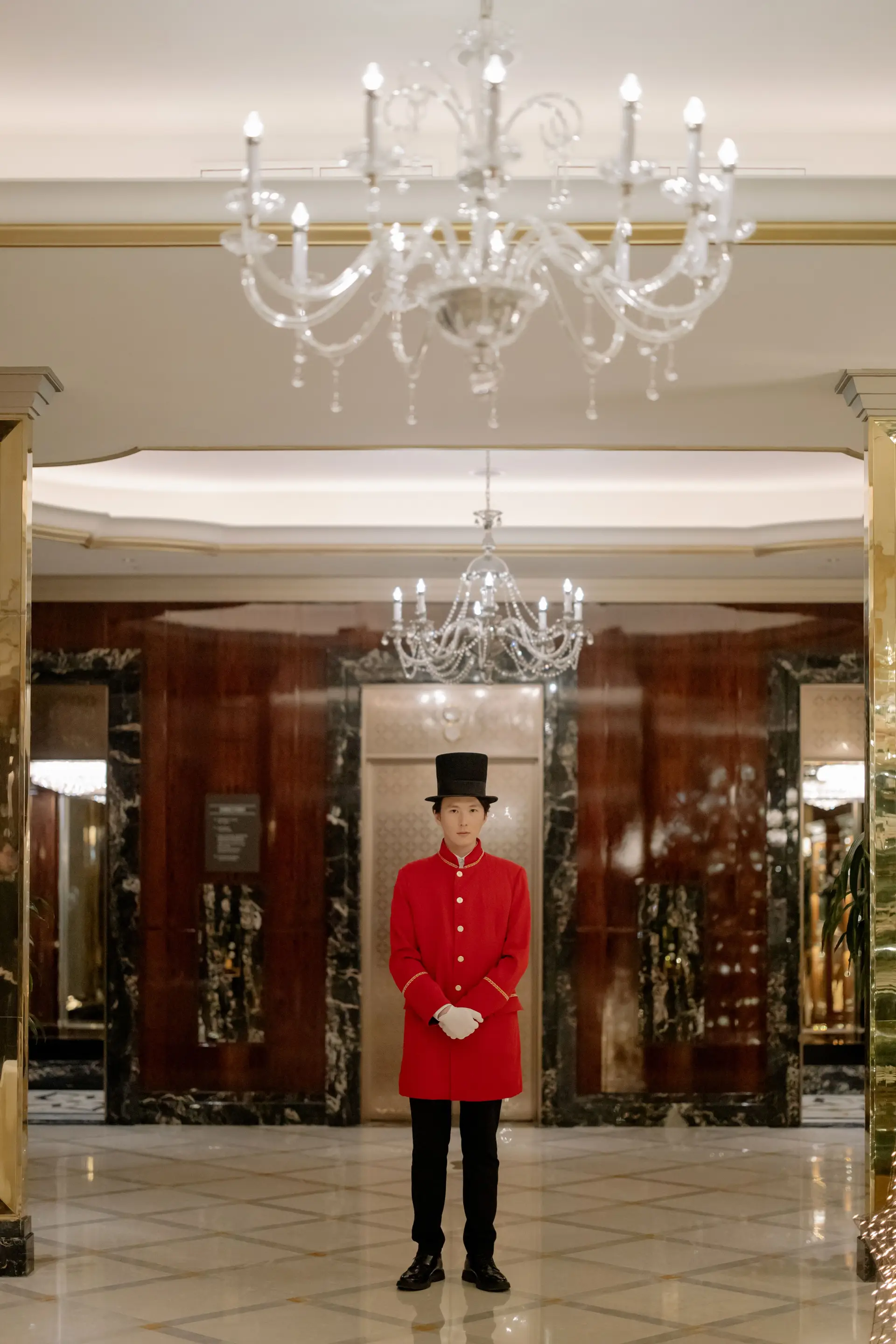 Personlig concierge i klassisk hotellresepsjon