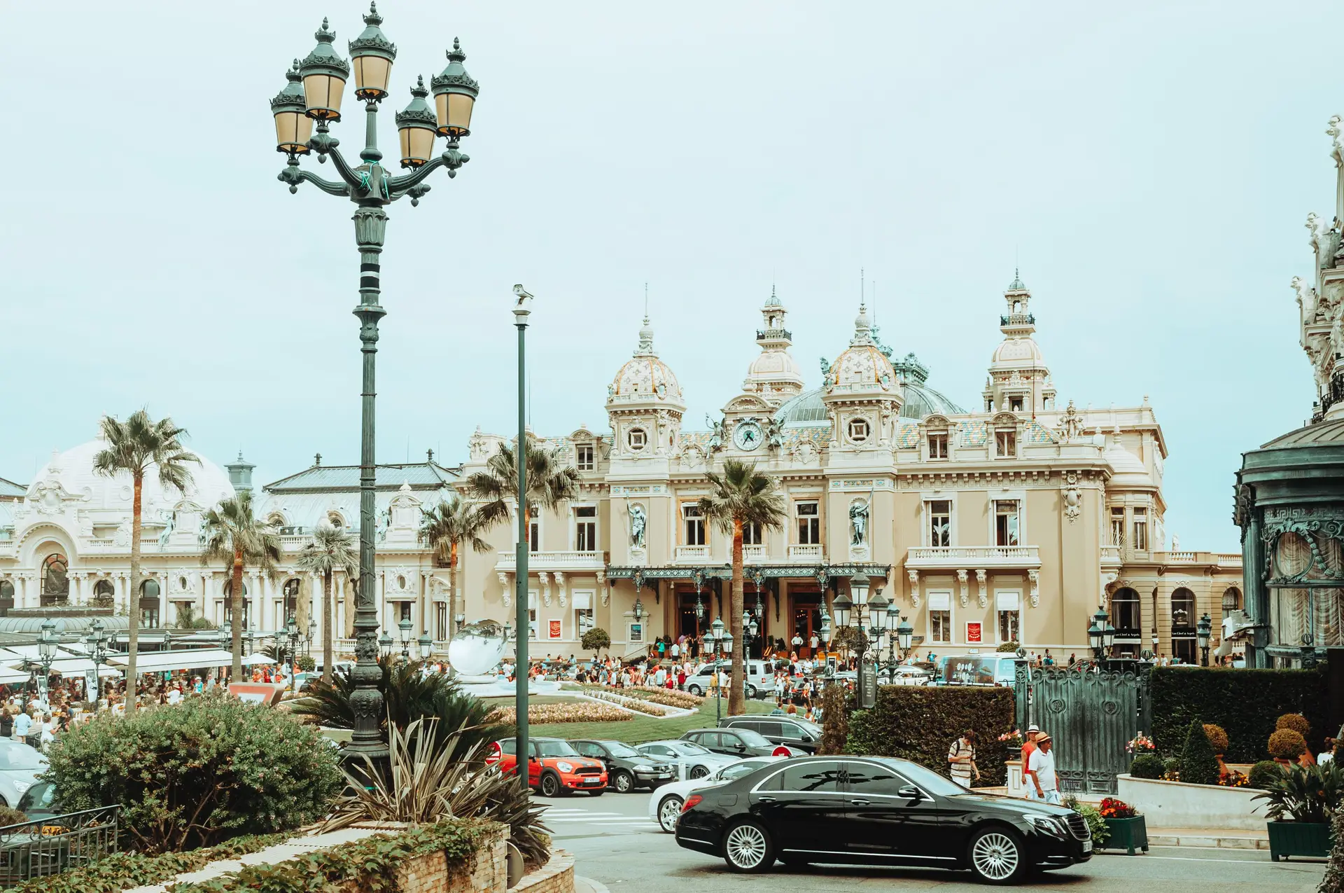 Casino de Monte-Carlo fasade med palmer og luksusbiler