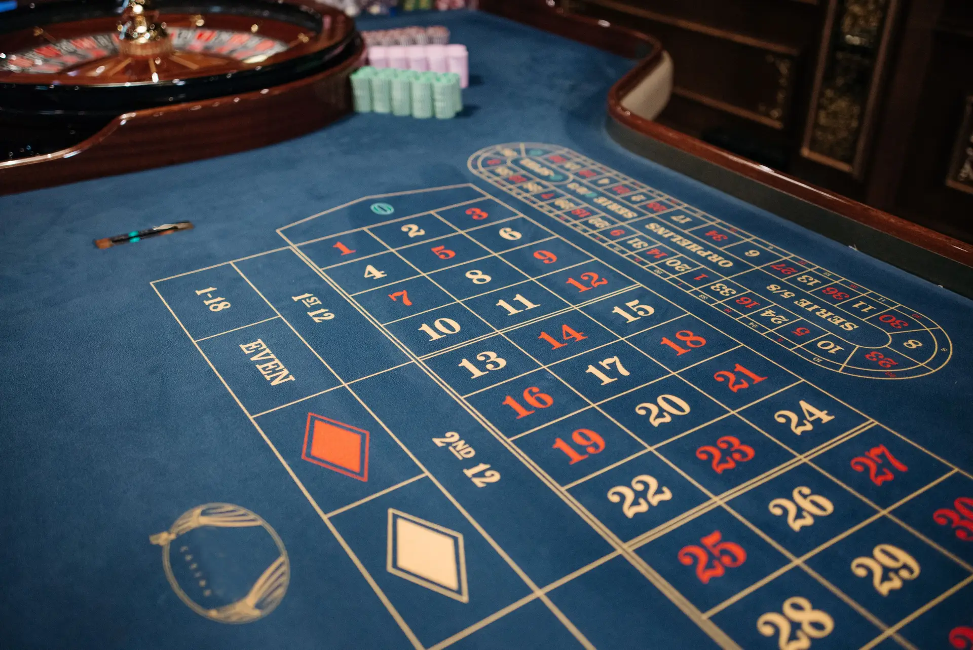 Klassisk rulettbord og polert mahogni i en europeisk casinosalong