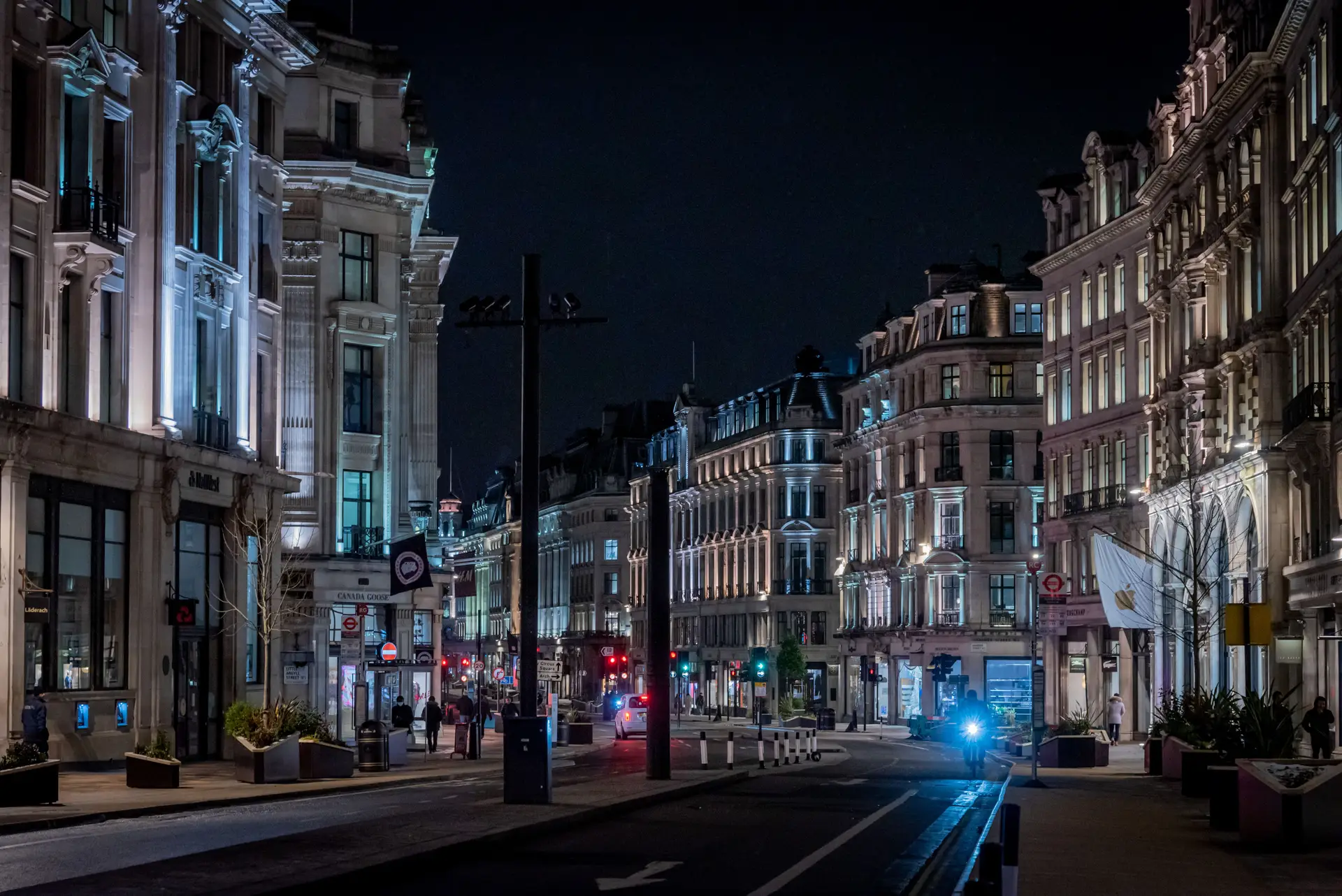 Regent Street og Mayfair-arkitektur opplyst om kvelden